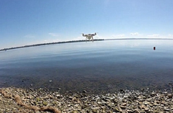 城會玩！加拿大男子成功用無人機(jī)釣到魚
