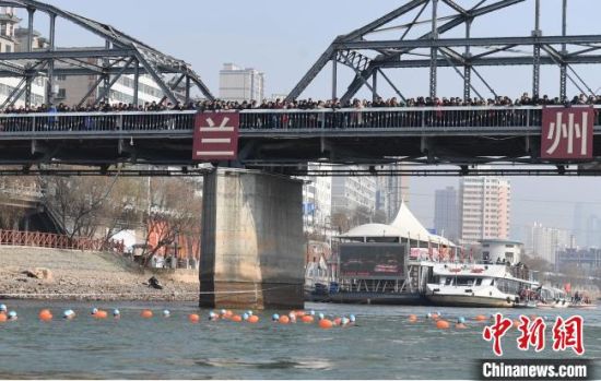 圖為活動現(xiàn)場冬泳愛好者表演“漂游”?！钇G敏 攝