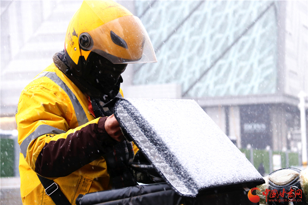 2020年第一場雪巧遇“小寒” 蘭州人請收下?。ńM圖）