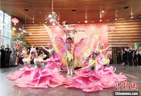 圖為雜技演員通過精湛的技藝贏得了滿堂喝彩?！「拭C省文化和旅游廳網(wǎng)站 攝