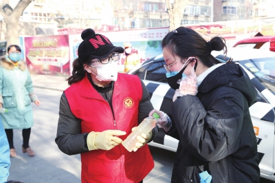 用點(diǎn)滴善舉筑就強(qiáng)大正能量 蘭州市各級道德模范、蘭州好人齊心援助抗擊疫情一線