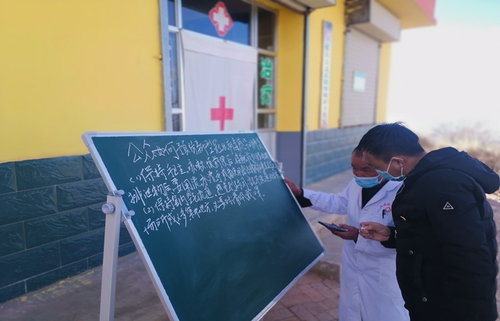 市紀(jì)委監(jiān)委駐村幫扶干部馬維高在村衛(wèi)生室宣傳疫情防控知識。.jpg