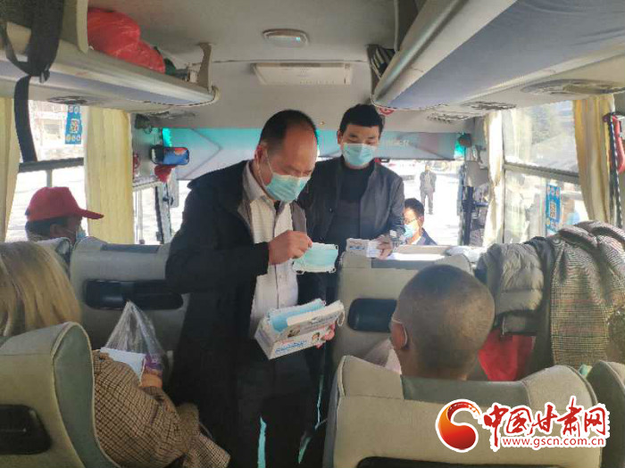 【甘肅全民戰(zhàn)“疫”】隴南禮縣首批外出務(wù)工人員乘“專(zhuān)車(chē)”直達(dá)工作崗位