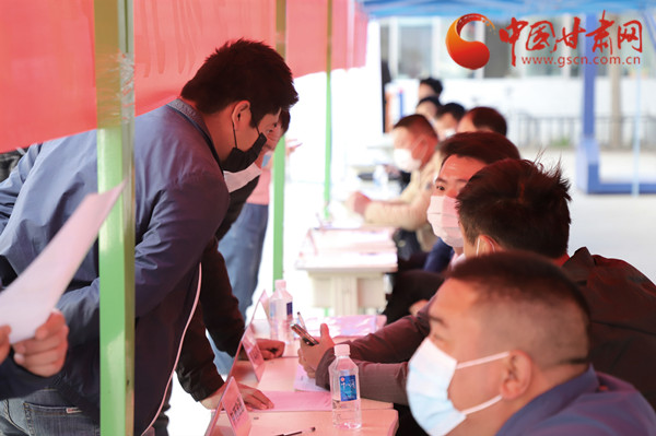 【甘肅省決戰(zhàn)決勝脫貧攻堅】扶貧又扶志！把“就業(yè)大禮包”送到貧困戶家門口（圖）