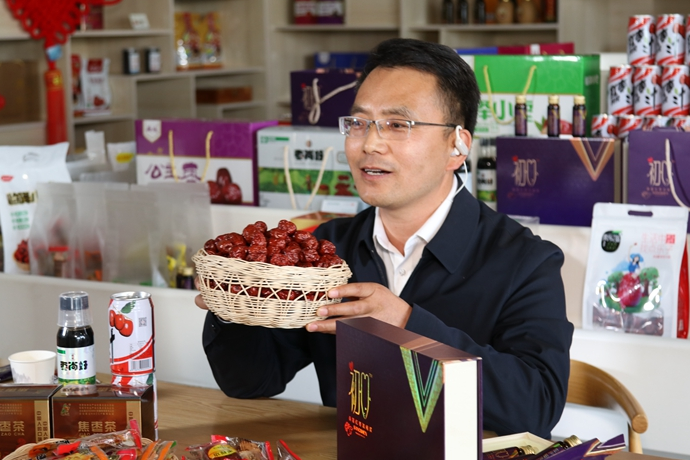 “縣長(zhǎng)直播天團(tuán)”唱響“甘貨春之聲”，售出近30種甘貨1萬(wàn)余件 開(kāi)進(jìn)直播間的網(wǎng)絡(luò)扶貧博覽會(huì)，受百萬(wàn)網(wǎng)友點(diǎn)贊 