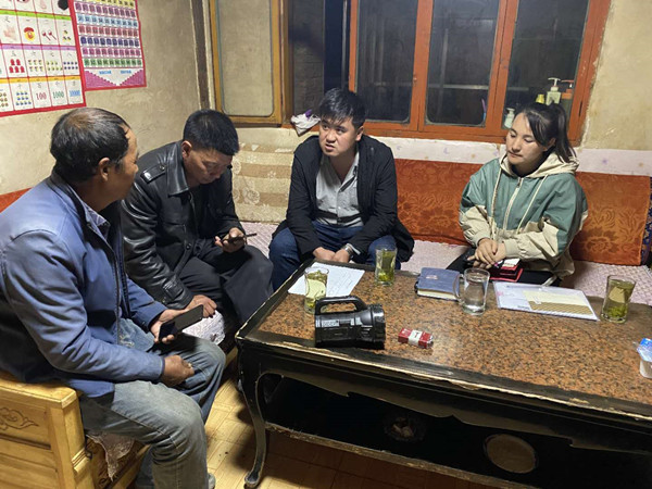 圖為木耳鎮(zhèn)紀(jì)檢干事盧建民（左三）連夜在多壩村多壩組奚連德家中了解受災(zāi)情況，排查安全隱患，并宣傳發(fā)生次生災(zāi)害的相關(guān)知識。_副本.jpg