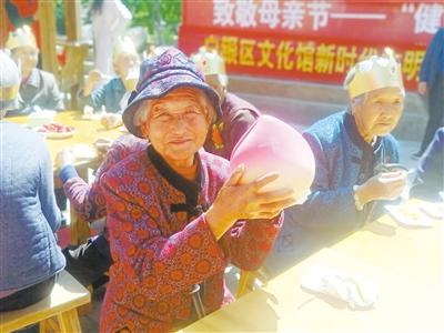母親節(jié)，白銀“花村”擺了一場(chǎng)“敬老宴”