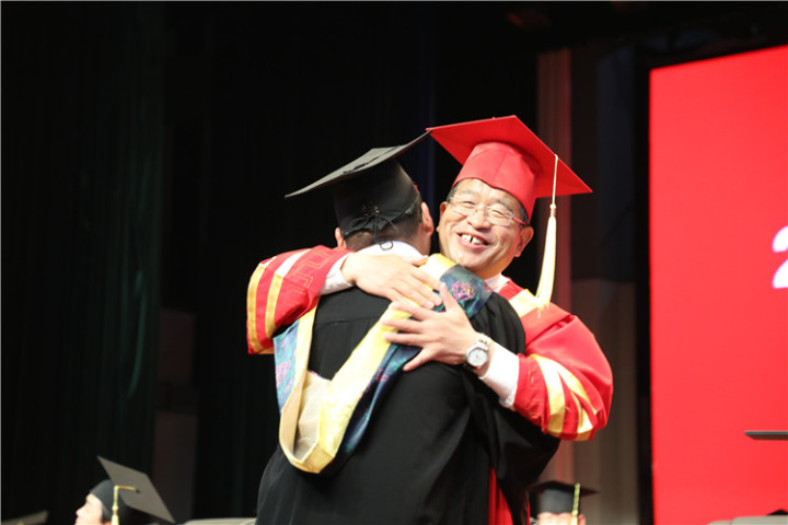 17分鐘14次掌聲！隴東學(xué)院院長(zhǎng)辛剛國(guó)這樣深情寄語(yǔ)畢業(yè)生