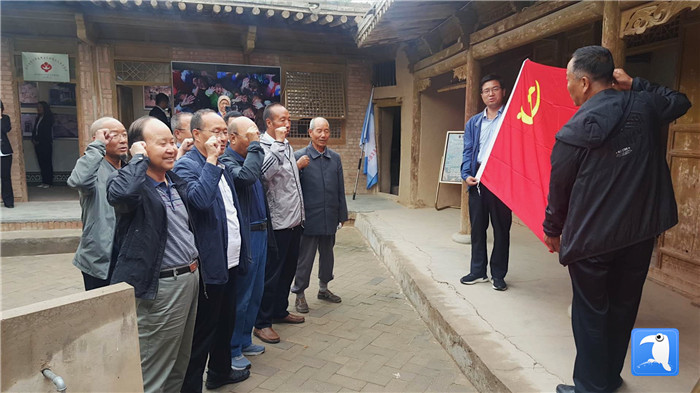 7月1日，臨夏州紀委監(jiān)委機關黨總支組織退休黨支部部分黨員前往東鄉(xiāng)縣布楞溝村史館，開展主題黨日活動。_副本.jpg