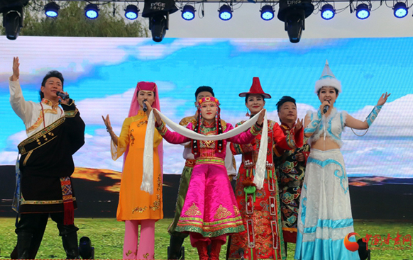 瓜果飄香盛夏季 民族團結(jié)歌舞歡 ——“石榴杯”甘肅省民族團結(jié)進步創(chuàng)建“一廊一區(qū)一帶”行動文藝巡演走進酒泉市（圖）