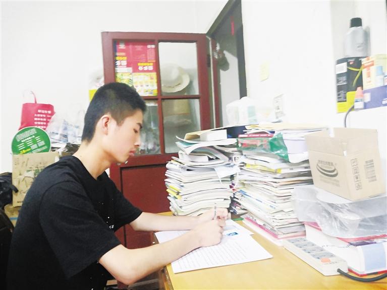 父親外出打工養(yǎng)家 母親術(shù)后難干重活 秦州農(nóng)家少年高考取得好成績(jī)申請(qǐng)陽(yáng)光助學(xué)金