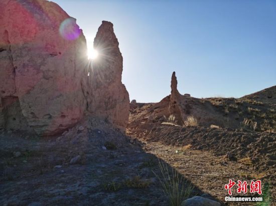 山丹境內(nèi)的長(zhǎng)城是由壕塹和山險(xiǎn)為主的漢長(zhǎng)城和黃土墻體為主的明長(zhǎng)城兩部分組成。 翟繼宗 攝