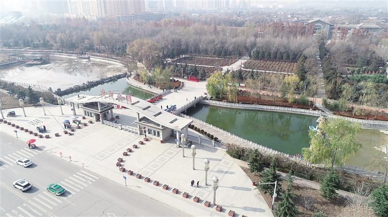 　初冬時(shí)節(jié)，臨夏市東郊公園里,楓樹(shù)、松柏、云杉等樹(shù)木色彩斑斕