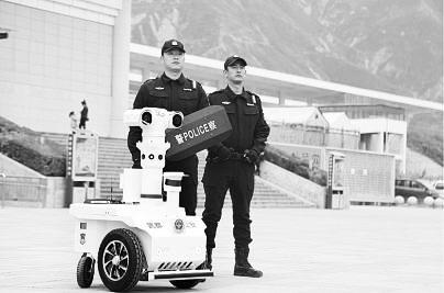 新奇！5G巡邏機(jī)器人亮相隴南武都街頭