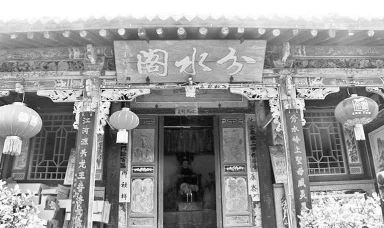 秦嶺鎮(zhèn)分水閣，一屋檐水分江河 這里可看水系奇觀，可賞連翹花海