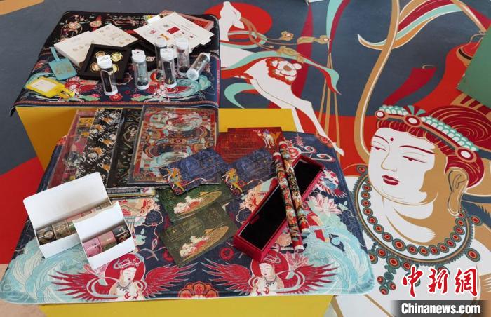 60余類敦煌主題的文創(chuàng)產(chǎn)品讓人愛不釋手?！《∷?攝