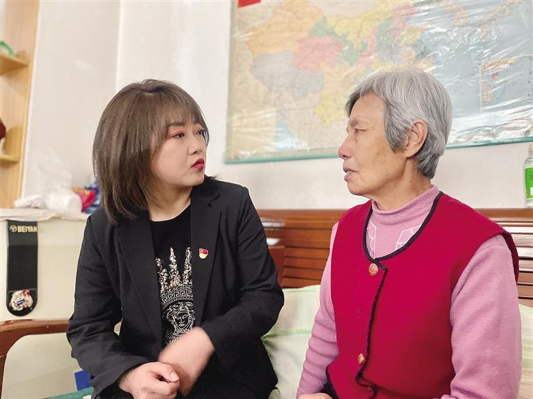 敦煌路街道任家莊街東社區(qū)黨委書記、居委會(huì)主任譚莉：我們必須成為老百姓?qǐng)?jiān)強(qiáng)的后盾