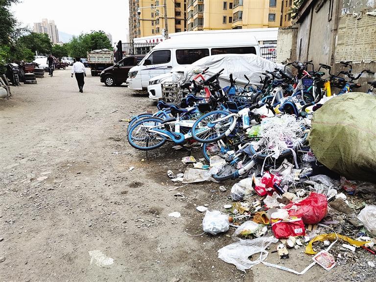 百米土路臟亂差，誰(shuí)來(lái)管？經(jīng)記者協(xié)調(diào)，社區(qū)組織志愿者進(jìn)行了清理