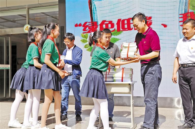 甘肅省生態(tài)環(huán)境廳開展送書進(jìn)?；顒?>
        </a><em>甘肅省生態(tài)環(huán)境廳開展送書進(jìn)?；顒?/em></li>
    <li><a  target=