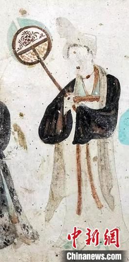 “一把小扇在手，笑對(duì)仲夏酷暑?！眻D為莫高窟第468窟《執(zhí)團(tuán)扇女供養(yǎng)人》(中唐)?！《鼗脱芯吭汗﹫D