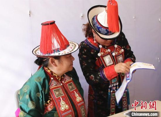 圖為用活態(tài)傳習(xí)的模式促進裕固族非物質(zhì)文化遺產(chǎn)的保護傳承?！∈缝o靜 攝