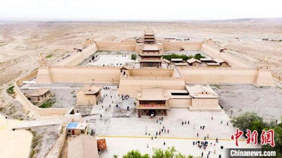 圖為7月中旬，世界文化遺產(chǎn)——嘉峪關(guān)，它是中國明代萬里長城的西端起點(diǎn)。　高展　攝