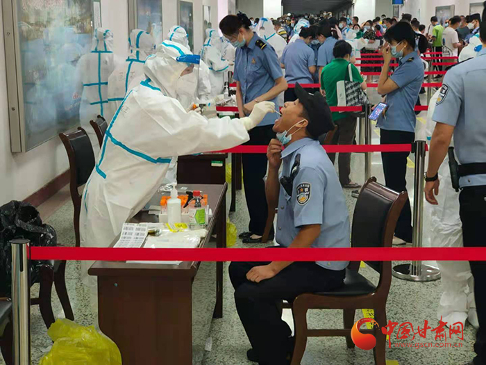 蘭州市城關(guān)區(qū)啟動(dòng)中鐵蘭州局全員核酸檢測工作 每周一次