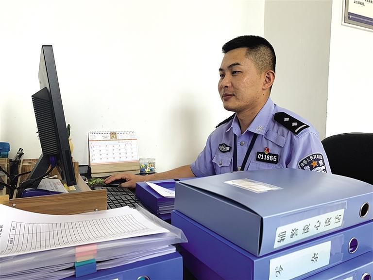 “身為黨員，就應(yīng)該第一個(gè)往前沖”