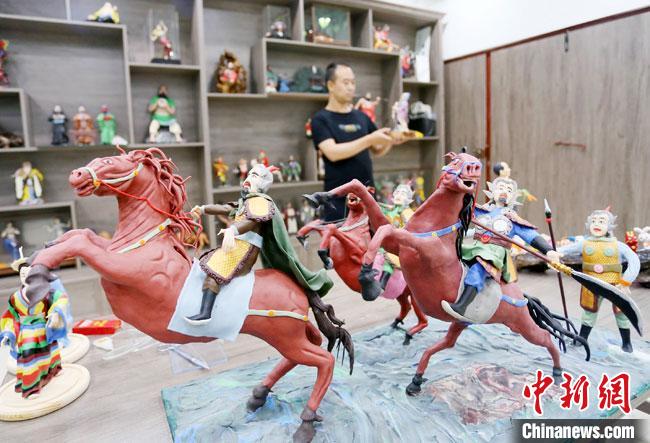 安秋平是成州面塑第五代傳承人，也是當?shù)匚ㄒ粓允孛嫠苤谱鞯娜恕！「哒?攝