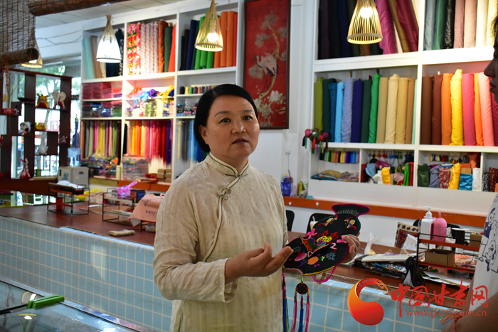 【蘭大新聞學(xué)子重走西北角】香包傳承人劉蘭芳：飛針走線，傳承匠心 