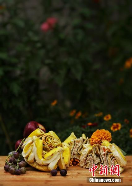 圖為做好的月餅，狀似玫瑰，切開后層層疊疊，色彩斑斕。張文 攝