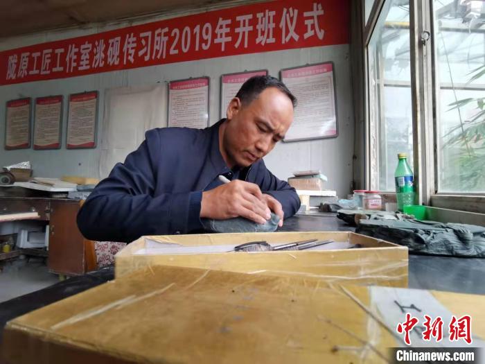 甘肅卓尼洮硯融合文化提升內(nèi)涵：不只一硯一銘，還要一盒一拓