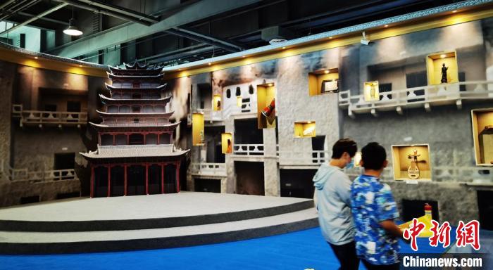 該展覽還借助科技手段，復原“藏經(jīng)洞”場景，將莫高窟“搬進”展廳?！《∷?攝