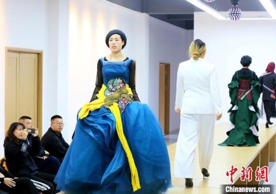 東鄉(xiāng)繡娘在T臺(tái)走秀?！「哒?攝