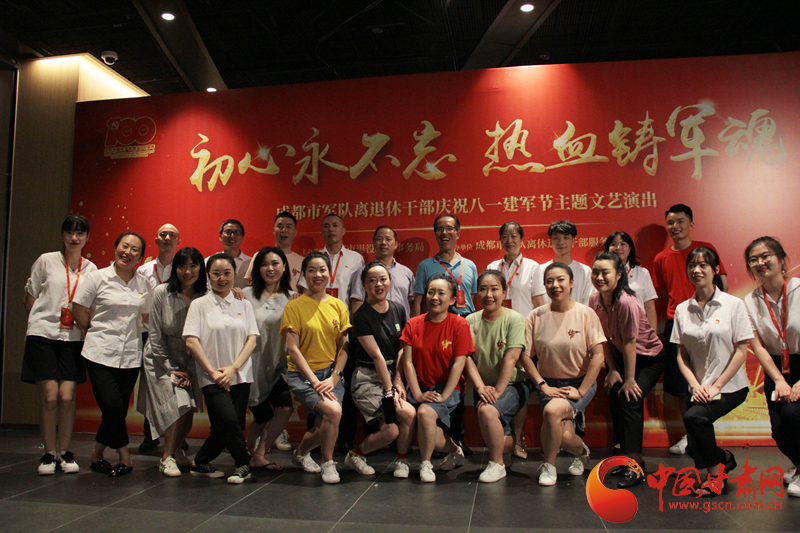 【蘭大新聞學(xué)子重走西北角】不變的軍旅情，不滅的舞臺夢——記原成都軍區(qū)政治部戰(zhàn)旗文工團(tuán)國家一級演員楊思遠(yuǎn)