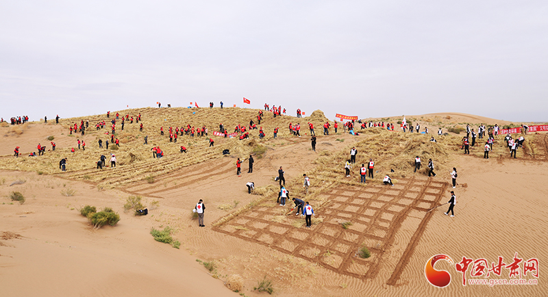 甘肅省委宣傳部、省文明辦、省志愿服務(wù)聯(lián)合會在古浪縣舉行壓沙主題文明實踐志愿服務(wù)活動