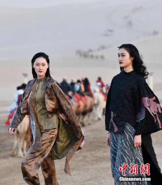 圖為敦煌服裝秀展示。 殷春永 攝