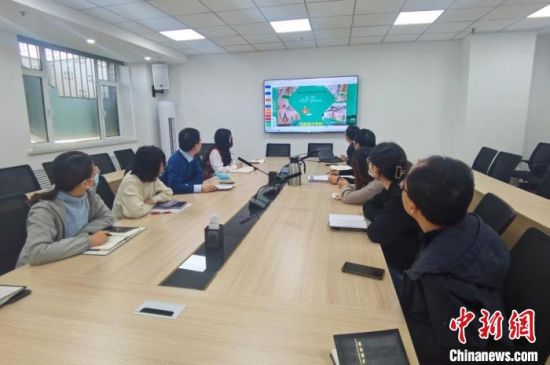 圖為甘肅教育出版社《寫給青少年的敦煌故事》叢書項目組，探討圖書封面設(shè)計?！￠Z姣 攝