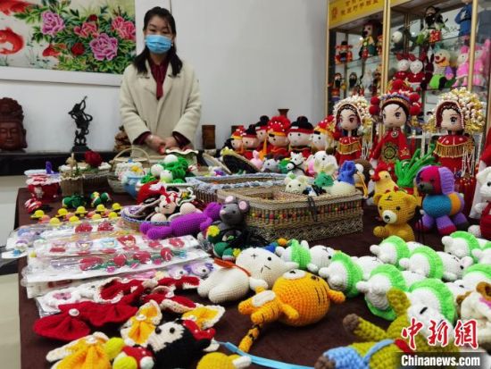 圖為隴原巧手展示手工藝品。(資料圖) 徐雪 攝