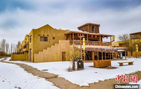 雪落敦煌月牙泉小鎮(zhèn)?！⊥醣筱y 攝