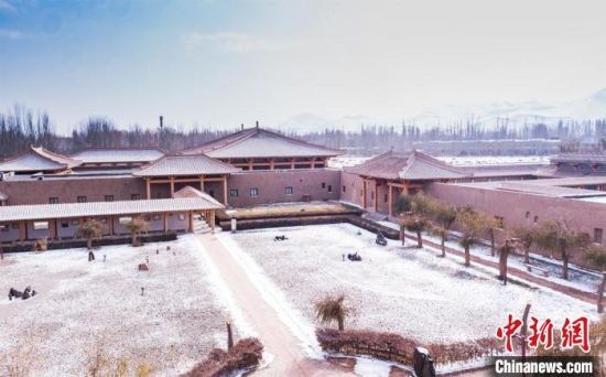圖為雪落大漠古堡——敦煌山莊。　王斌銀 攝