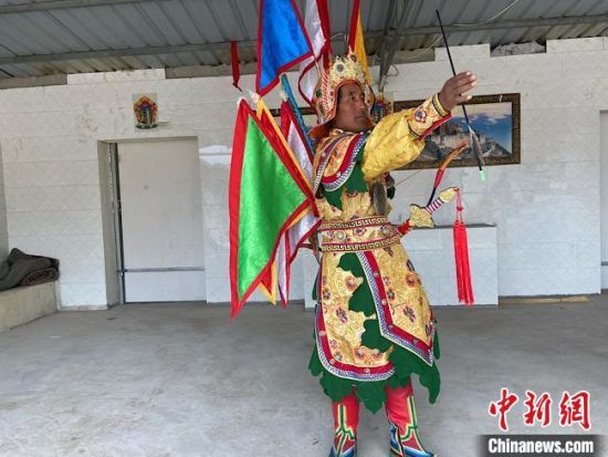 圖為完代才讓在外木村戲臺(tái)出演?！∷巫雨?攝