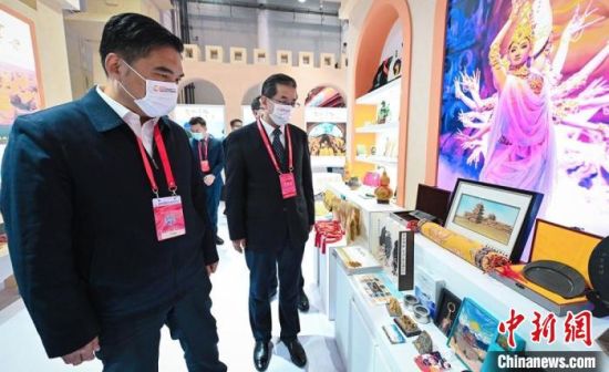 圖為甘肅省副省長孫雪濤(左)與甘肅省文化和旅游廳廳長陳衛(wèi)中(右)一同參觀“甘肅館”。　甘肅省文化和旅游廳供圖