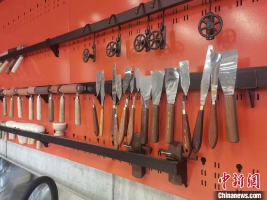 圖為徐晉林制作雕版敦煌壁畫所用工具?！￠Z姣 攝