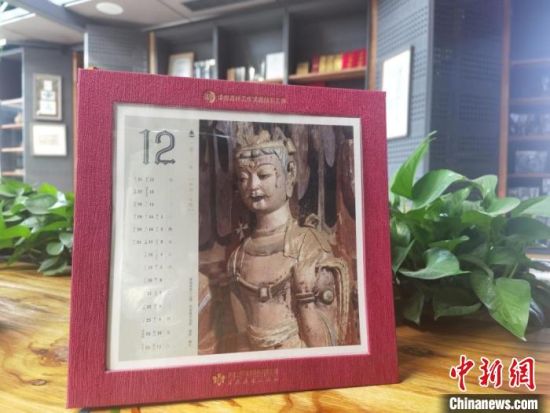 圖為徐晉林制作的敦煌題材的手工書《走進沙漠敦煌——莫高窟與藏書票藝術(shù)》，深受讀者喜愛。　閆姣 攝