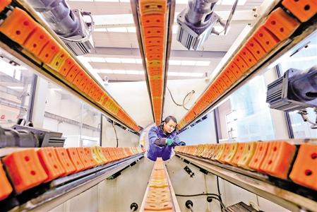 民樂(lè)工業(yè)園區(qū)內(nèi)農(nóng)資生產(chǎn)企業(yè)開足馬力生產(chǎn)節(jié)水供水管道