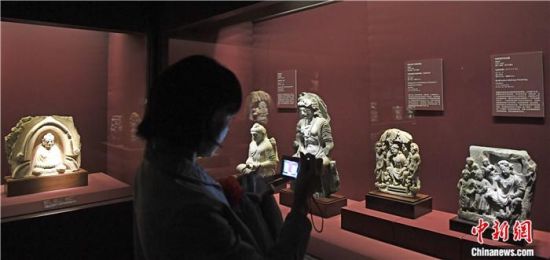 2018年8月，《平山郁夫的絲路世界——平山郁夫絲綢之路美術(shù)館文物展》在甘肅敦煌莫高窟開展。中新社記者 楊艷敏 攝