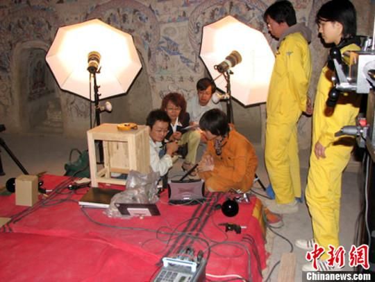 敦煌研究院與日本東京文化財研究所合作進(jìn)行第285窟多光譜無損調(diào)查工作現(xiàn)場。中新社發(fā) 婁婕 供圖