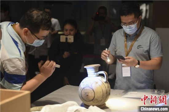 2020年6月，在長沙博物館舉行“從地中海到中國：絲路寶藏——平山郁夫絲綢之路美術(shù)館藏文物展”前，專家開箱鑒定文物。中新社記者 楊華峰 攝