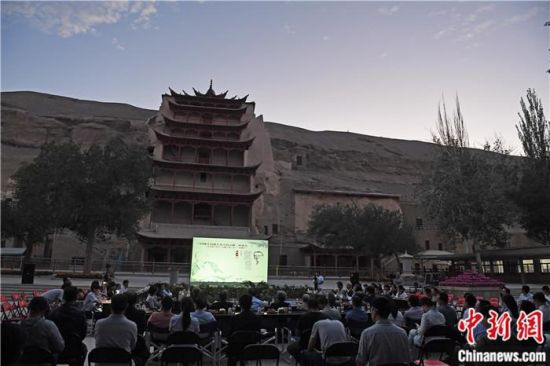 2018年8月，在敦煌莫高窟標(biāo)志性建筑“九層樓”前，《回顧平山郁夫先生的貢獻(xiàn)》座談會舉行。來自中日兩國的專家、學(xué)者共同懷念這位情系敦煌數(shù)十載的繪畫巨匠、中日友好的文化使者、世界文化遺產(chǎn)的守護(hù)者。中新社記者 楊艷敏 攝